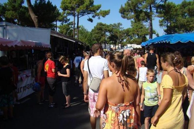 les-mathes-market-holiday-in-france.jpg