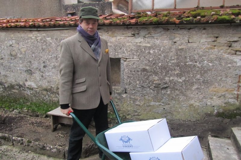 the-easiest-way-to-collect-wine-from-your-winemaker-neighbour.jpg